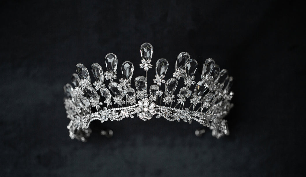 Regal Brilliance: Swarovski Crystal Bridal Tiara