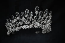 Cargar imagen en el visor de la galería, Regal Brilliance: Swarovski Crystal Bridal Tiara
