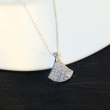 Lade das Bild in den Galerie-Viewer, Sparkle Fan Pendant Necklace - Available in Silver and Rose Gold
