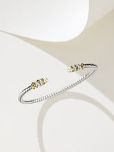 Lade das Bild in den Galerie-Viewer, Elegant Silver Bracelet with Gold Plating, Swarovski Pearls, and Zirconia
