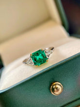 Cargar imagen en el visor de la galería, Radiant 1.5 CT Vivid Green Lab-Created Colombian Emerald Ring
