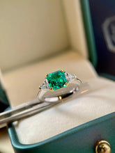 Load image into Gallery viewer, Radiant 1.5 CT Vivid Green Lab-Created Colombian Emerald Ring
