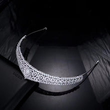 Cargar imagen en el visor de la galería, Exquisite High-Quality Bridal Tiara - Natural Zircon Embellishments, 24K White Gold Plated
