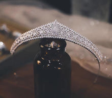 Cargar imagen en el visor de la galería, Exquisite High-Quality Bridal Tiara - Natural Zircon Embellishments, 24K White Gold Plated
