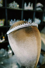 Cargar imagen en el visor de la galería, Exquisite Bridal Tiara with Natural Zircon - White Gold Plated, Elegant Wedding Headpiece - Ideal Wedding Gift

