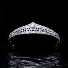 Lade das Bild in den Galerie-Viewer, Luxurious Wedding Bridal Tiara - Natural Zircon, Elegantly Plated in 24K White Gold

