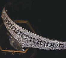 Lade das Bild in den Galerie-Viewer, Luxurious Wedding Bridal Tiara - Natural Zircon, Elegantly Plated in 24K White Gold
