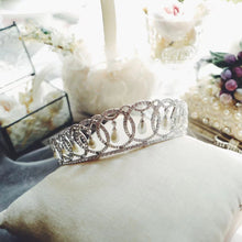 Cargar imagen en el visor de la galería, Luxurious Royal Family Tiara - Inspired by Queen Elizabeth Crown, Pearl &amp; Zircon, 24K White Gold Plated
