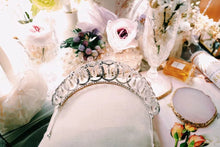 Lade das Bild in den Galerie-Viewer, Luxurious Royal Family Tiara - Inspired by Queen Elizabeth Crown, Pearl &amp; Zircon, 24K White Gold Plated
