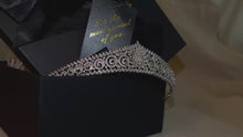 Cargar y reproducir el video en el visor de la galería, Exquisite High-Quality Bridal Tiara - Natural Zircon Embellishments, 24K White Gold Plated
