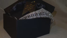 Cargar y reproducir el video en el visor de la galería, Luxurious Wedding Bridal Tiara - Natural Zircon, Elegantly Plated in 24K White Gold
